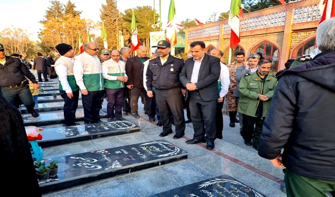 میهمانی لاله‌ها در گلزار شهدای دارالسلام کاشان برگزار شد + عکس