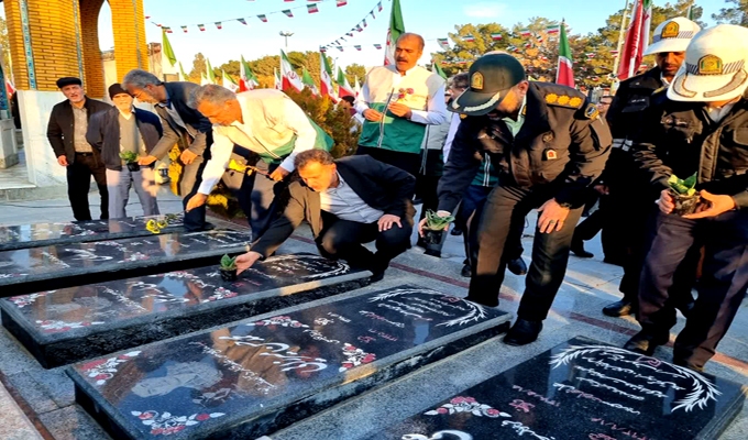 میهمانی لاله‌ها در گلزار شهدای دارالسلام کاشان برگزار شد + عکس