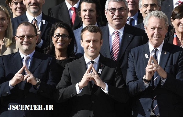 نشان دادن علامت ماسونی هرم توسط امانوئل مکرون