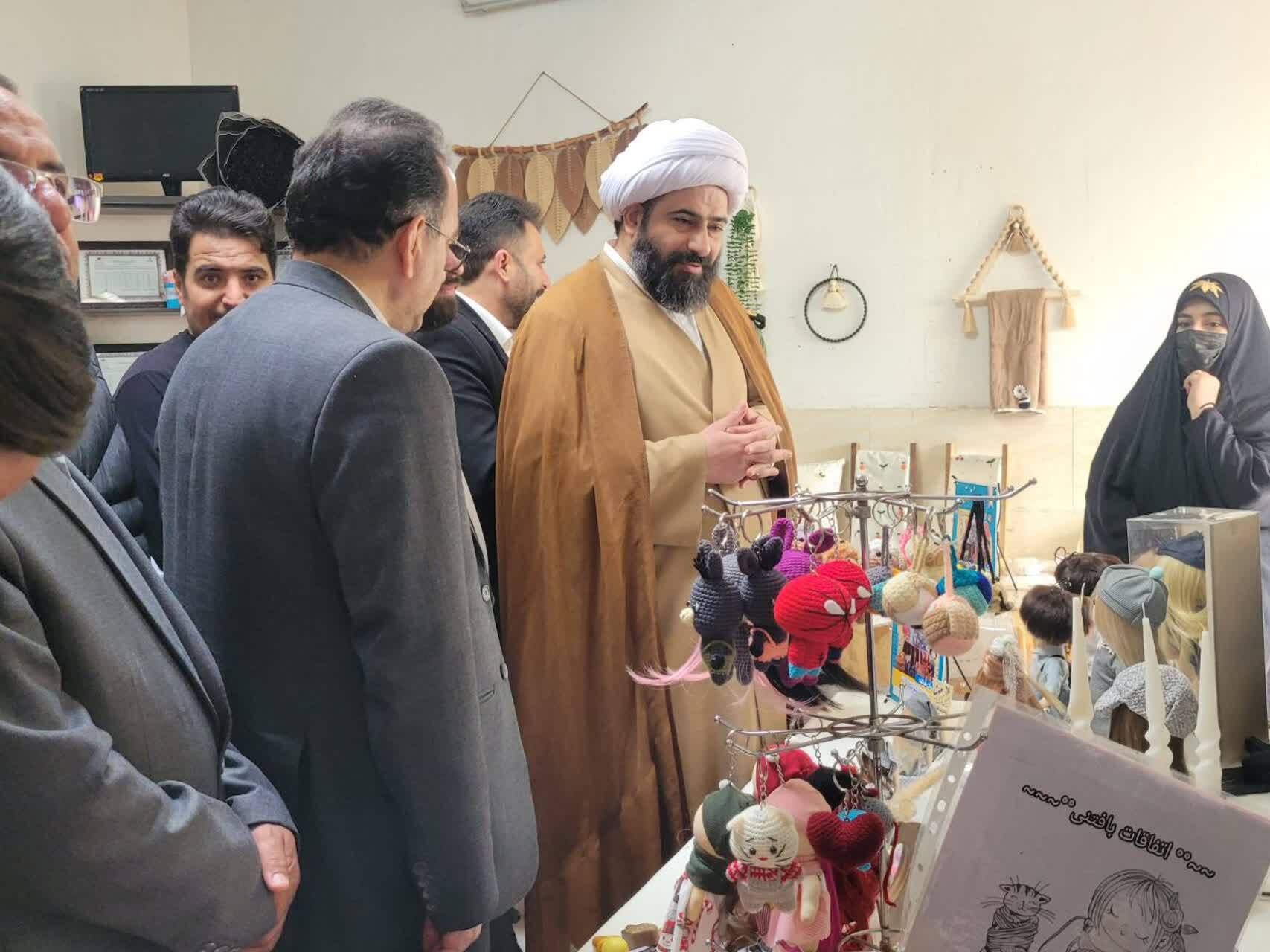 نخستین نمایشگاه دستاوردهای فرهنگی و هنری روستا و عشایر استان قم افتتاح شد