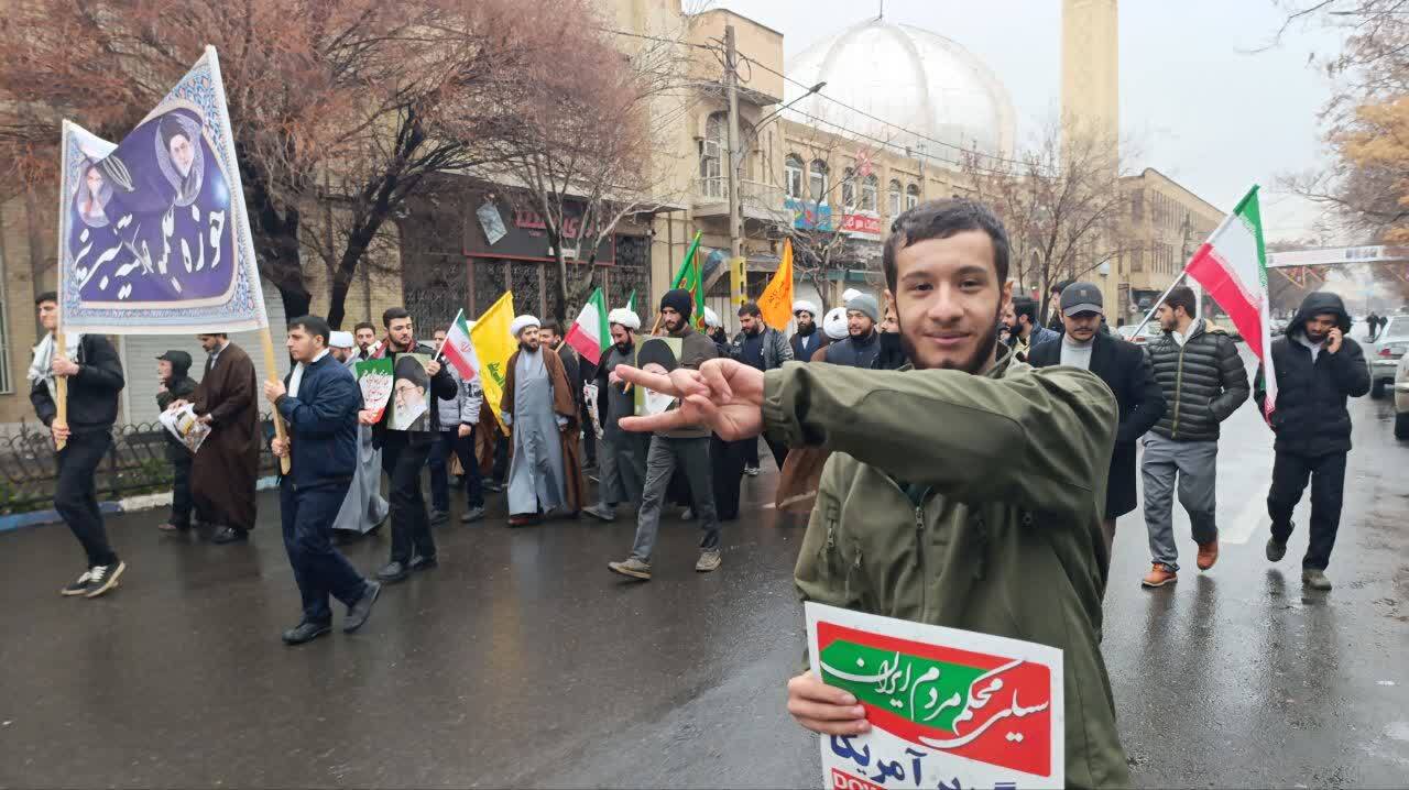 حضور پرشور طلاب و اساتید مدرسه علمیه صادقیه در یوم‌الله ۲۲ بهمن+ تصاویر