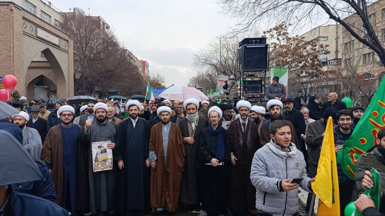 حضور پرشور طلاب و اساتید مدرسه علمیه صادقیه در یوم‌الله ۲۲ بهمن+ تصاویر