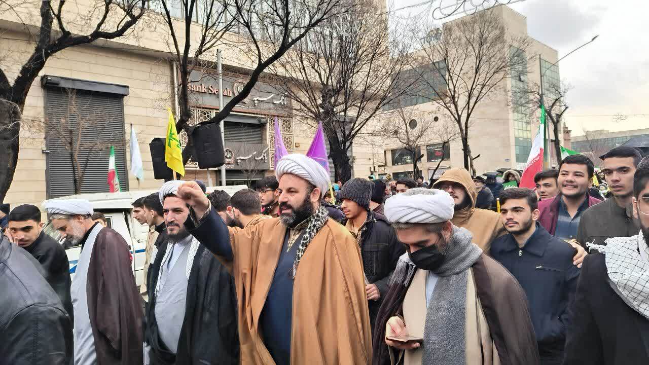 طلاب تبریز در صف نخست ولایت؛ «خامنه‌ای جان ایران است» طنین بیعت حوزه با انقلاب در ۲۲ بهمن+ تصاویر