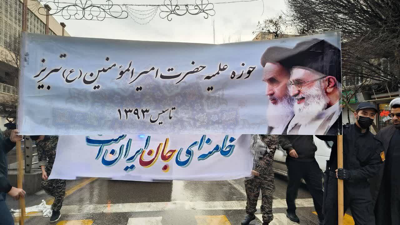 طلاب تبریز در صف نخست ولایت؛ «خامنه‌ای جان ایران است» طنین بیعت حوزه با انقلاب در ۲۲ بهمن+ تصاویر