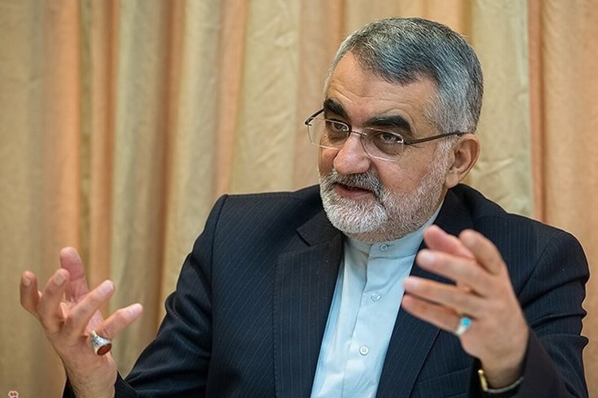 زیر بار تعطیلی غنی‌سازی و محدودیت موشکی نمی‌رویم