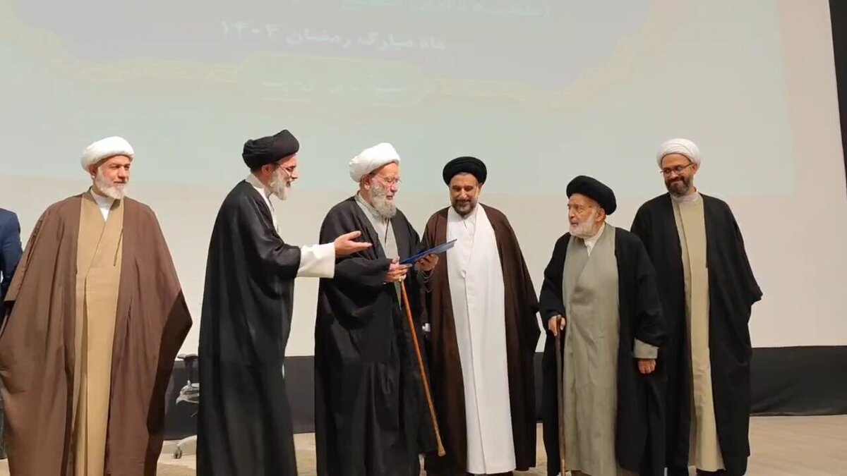 تجلیل از آیت‌الله باقری بنابی در همایش طلایه‌داران تبلیغ تبریز