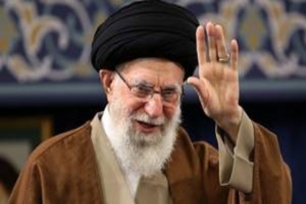 امیدواری، مهم‌ترین درس‌ امام خامنه‌ای است؛ اشک امید امت برای قائد شهید