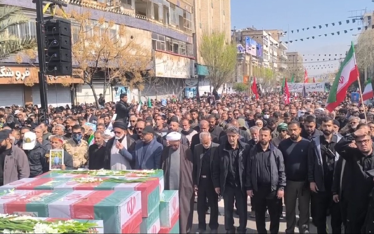 تشییع باشکوه شهدای اقتدار وطن در شیراز سومین حرم اهل بیت + فیلم