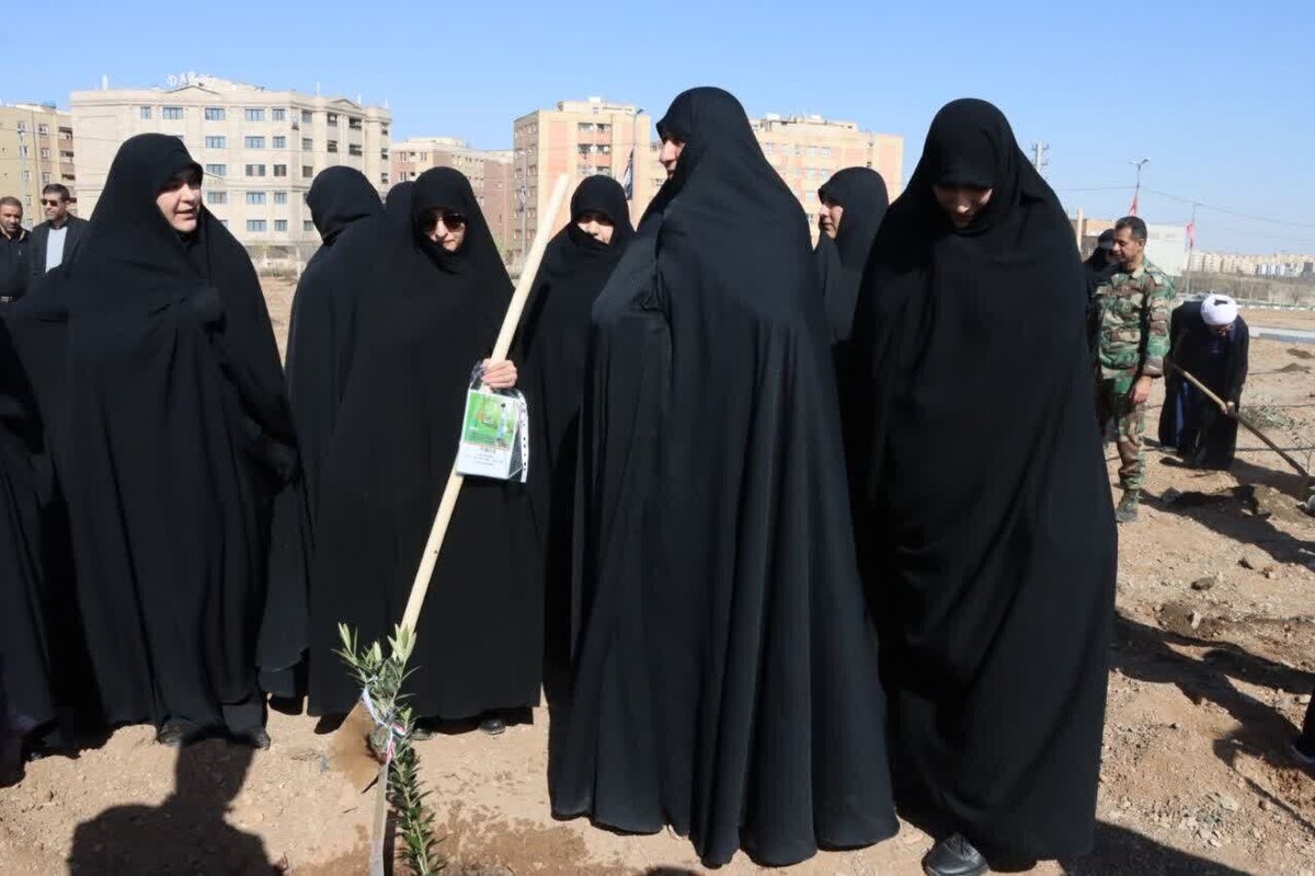 طلاب جامعه الزهرا به یاد رهبر شهید نهال‌های مثمر غرس کردند