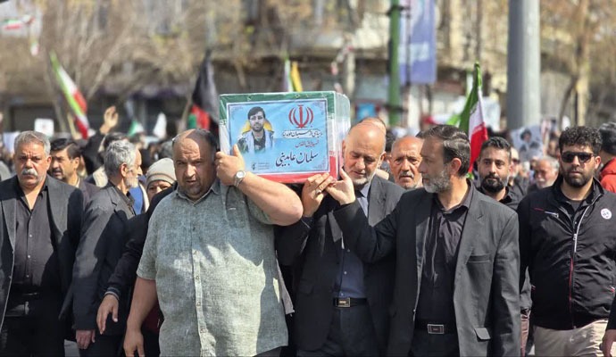 پیکر مطهر ۱۰ شهید مداف وطن جنگ رمضان در کاشان تشییع شد + عکس