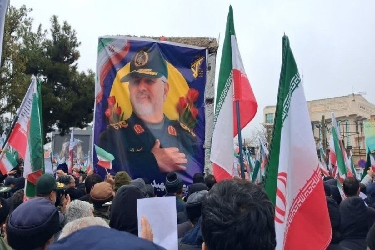 پیکر فرمانده شهید سپاه در حلقه راهپیمایان اراکی