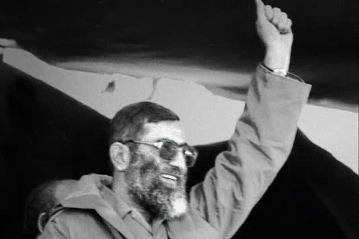 تعبیر هنرمندانه ناصر فیض از صلابت و مشت گره کرده رهبر شهید انقلاب
