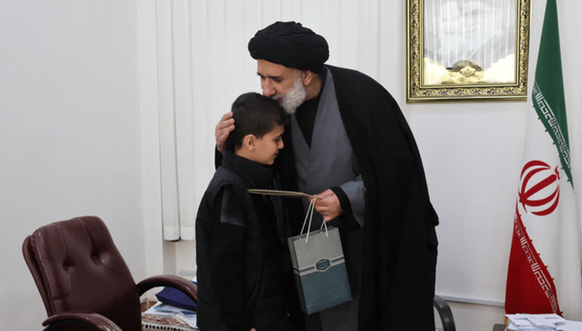 تجلیل از نوجوانی که به عکس رهبر شهید انقلاب ادای احترام کرد