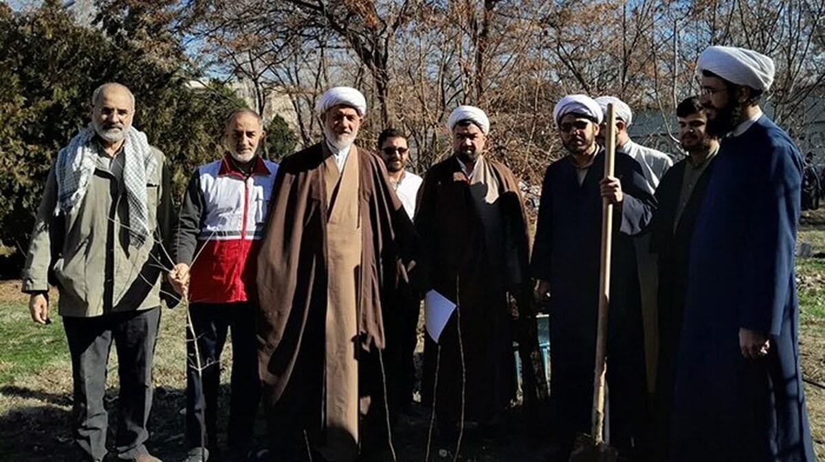 آیین کاشت ۲۵ نهال در حوزه علمیه حضرت ولی‌عصر تبریز به همت گروه جهادی شهید آل‌هاشم