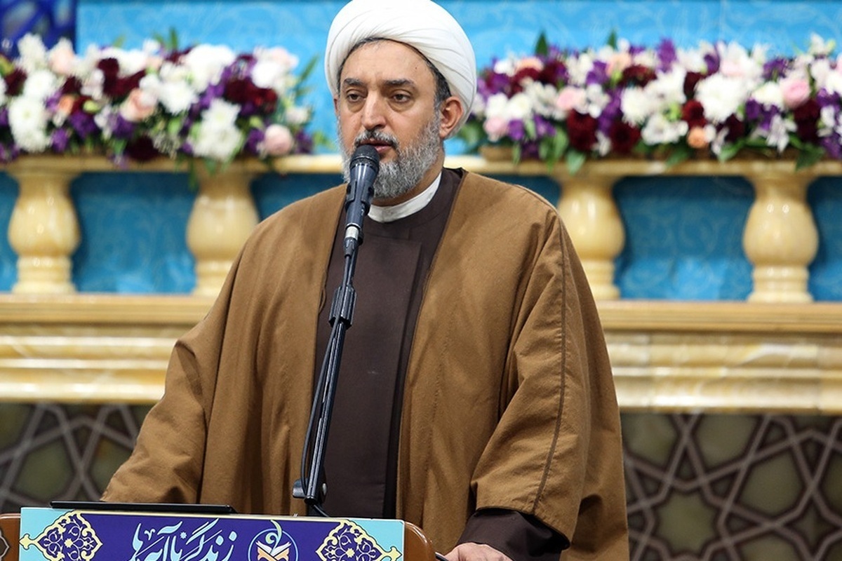 استقلال هویتی و اخلاص، شرط ایستادگی در برابر فشارها و جنگ روانی دشمنان است