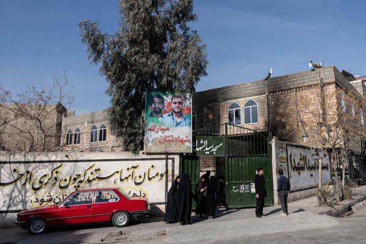 روایت تصویری «مسجد سوخته»؛ ردِ فداکاری بر فرش ماندگار شد!