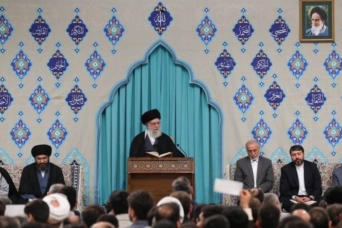 ایستاده با قرآن