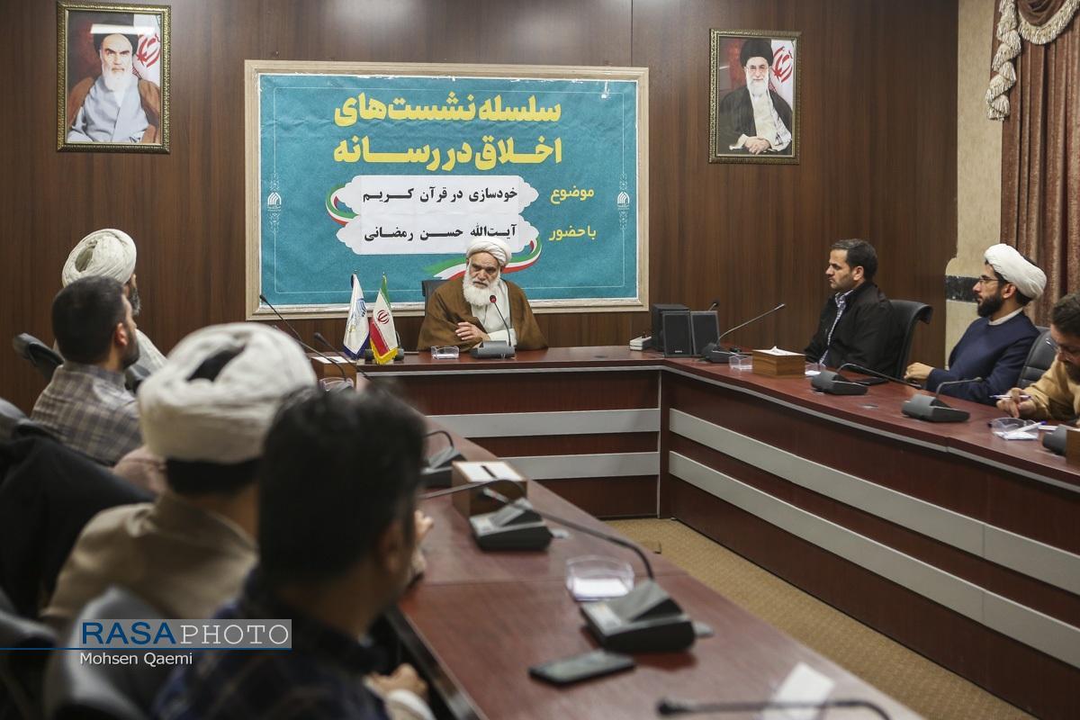 خودسازی مقدمه جامعهسازی و تمدنسازی اسلامی است خودسازی مقدمه جامعهسازی و تمدنسازی اسلامی است