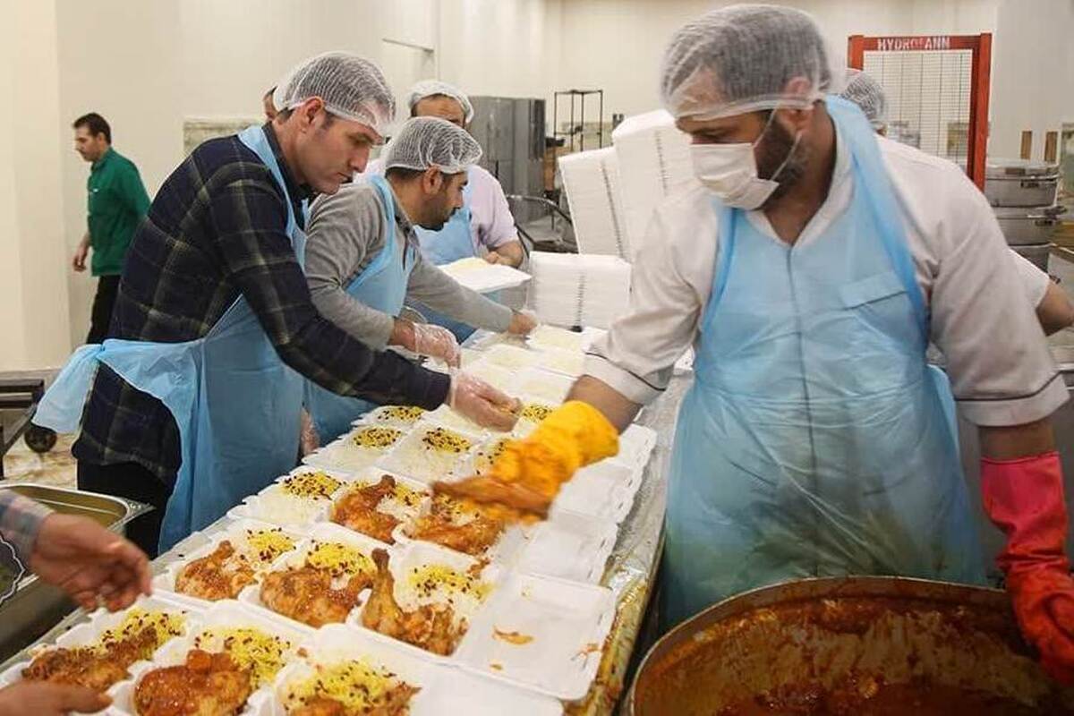 توزیع بیش از ۲۰ هزار پرس غذای گرم بین نیازمندان و ایتام کاشان و آران و بیدگل