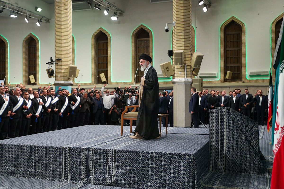 کارگر یکی از ستونهای اصلی جامعه است/ احیای کارخانههای تعطیل و نیمه تعطیل از افتخارات دولت شهید رئیسی بود