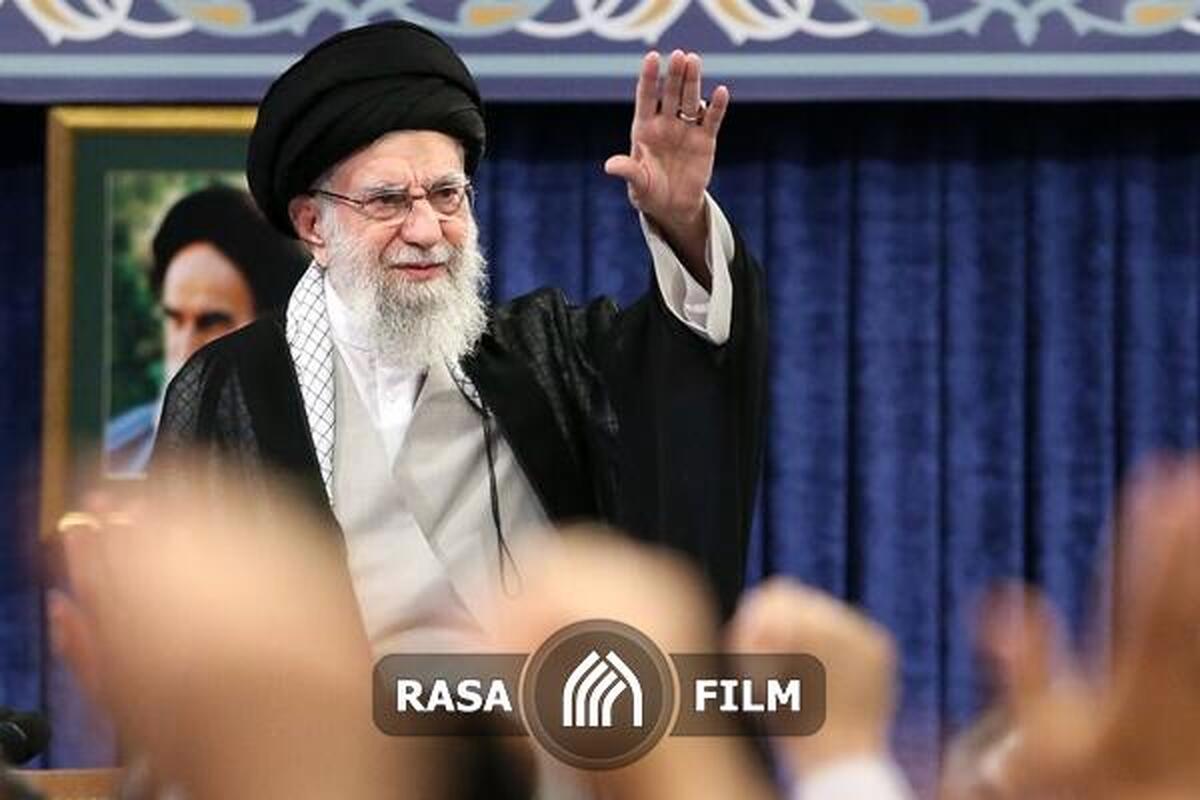 ورود رهبر معظم انقلاب به حسینیه امام خمینی و آغاز مراسم بزرگداشت شهید رئیسی