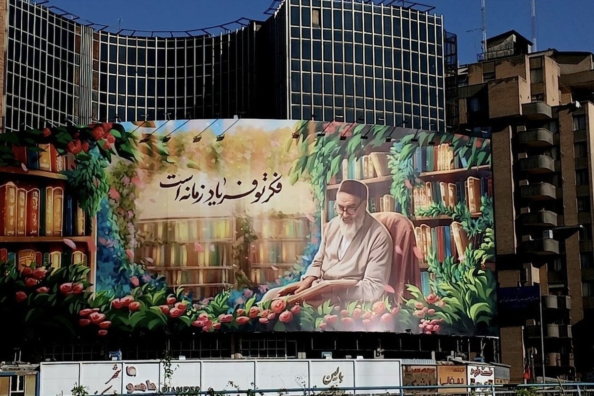 یادداشتی درباره غیبت زن در دیوارنگاره رحلت امام خمینی