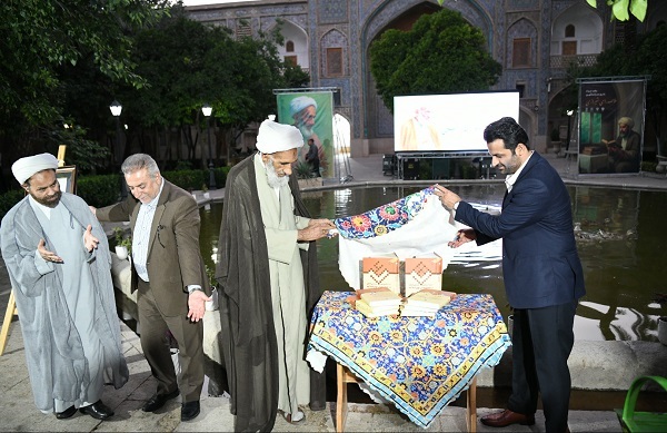 نشان مفاخر به آیت الله احمد بهشتی اهدا شد
