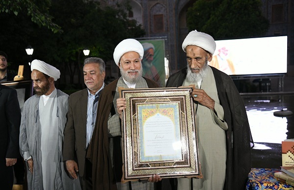 نشان مفاخر به آیت الله احمد بهشتی اهدا شد