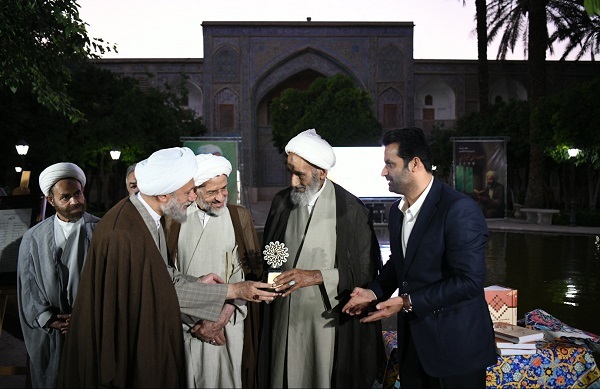 نشان مفاخر به آیت الله احمد بهشتی اهدا شد