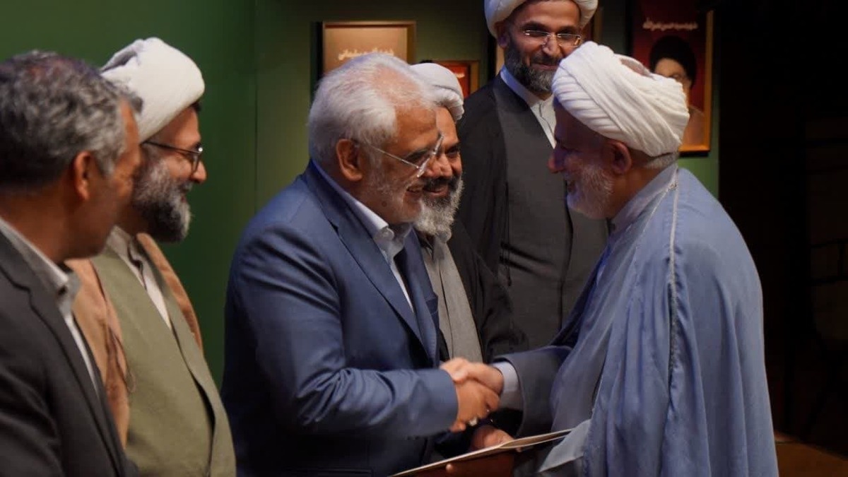 استاد حوزه علمیه کازرون به عنوان مدیر برتر گروه معارف اسلامی کشور معرفی شد