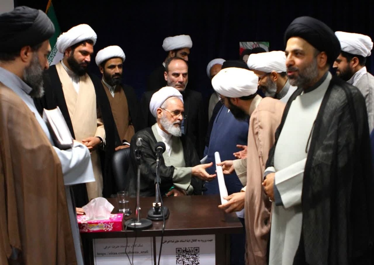 طومار «تقدیر از صدور بیانیه رهبر معظم انقلاب به حوزه های علمیه» تقدیم آیتالله اعرافی شد