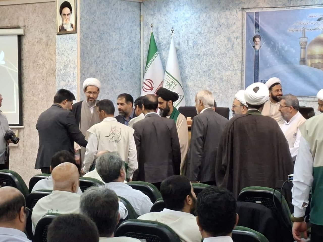خادمی نعمتی الهی و رسالتی جهانی است خادمی نعمتی الهی و رسالتی جهانی است