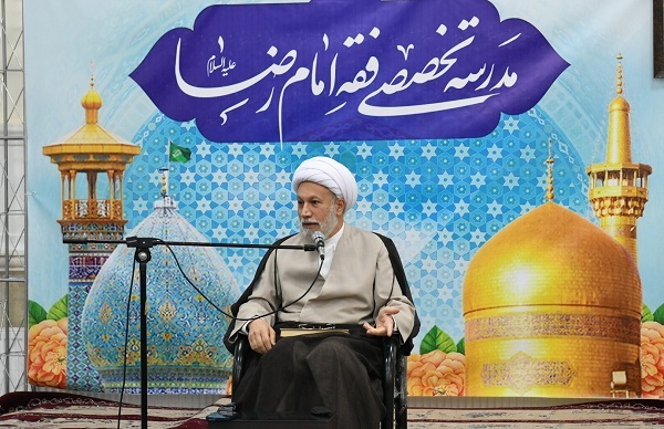 مراسم تجلیل از برگزیدگان مدرسه تخصصی فقه الرضا شیراز برگزار شد