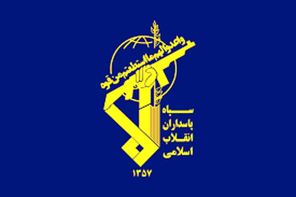 با چشمانی باز و هوشیار تحرکات دشمن را رصد می‌کنیم