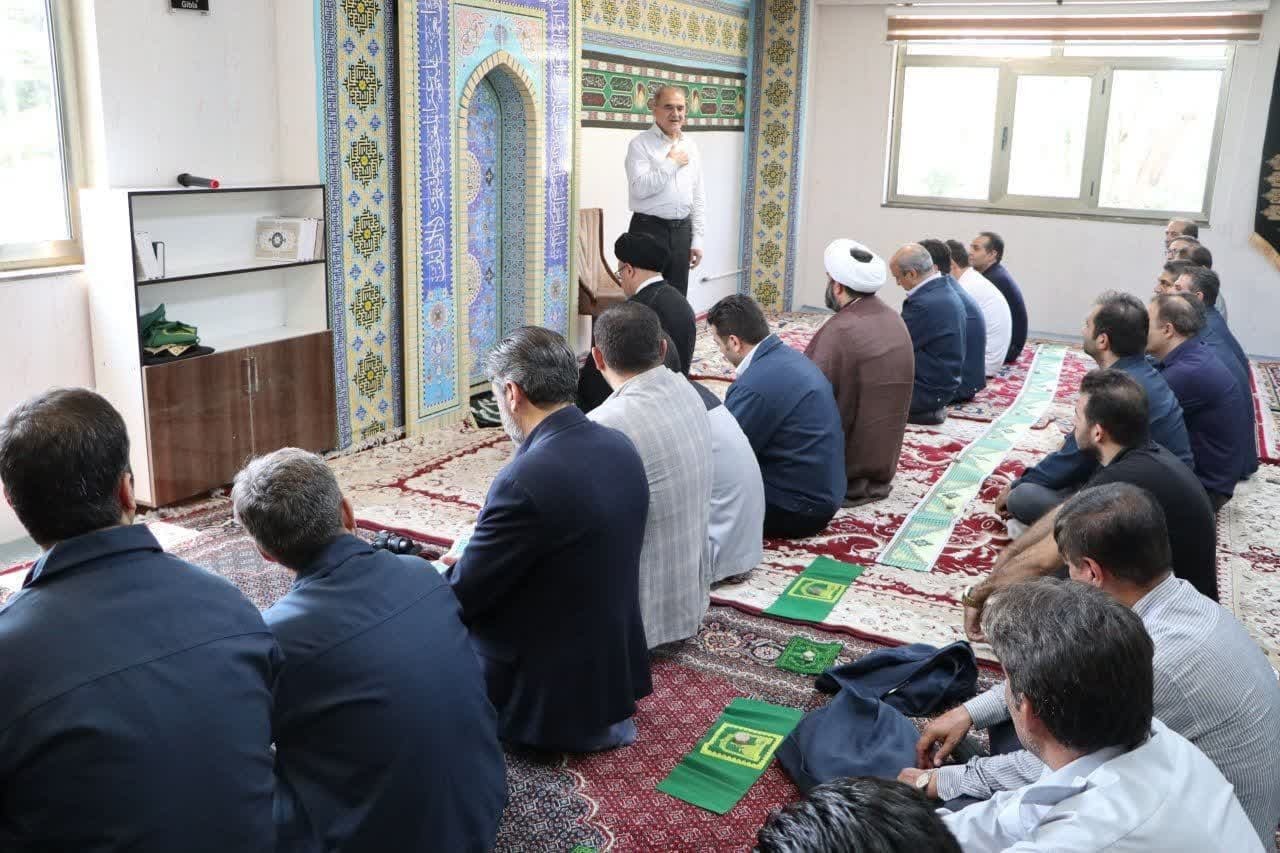 اقامه نماز جماعت در مجتمع فولاد صنعت بناب با حضور امام جمعه این شهر+ تصاویر