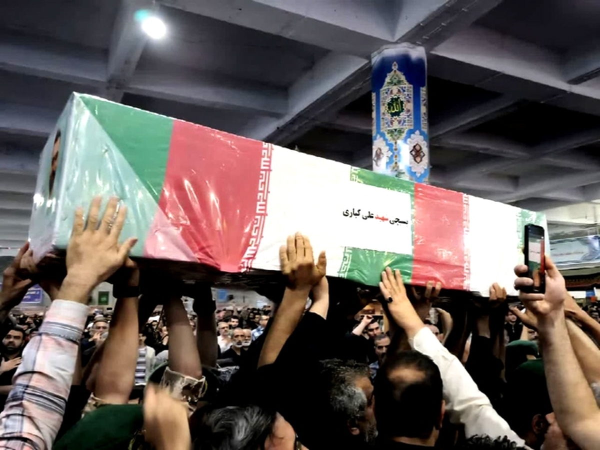 وداع باشکوه با شهید کباری در شب مراسم اربعین همرزمان شهیدش در کاشان + تصاویر