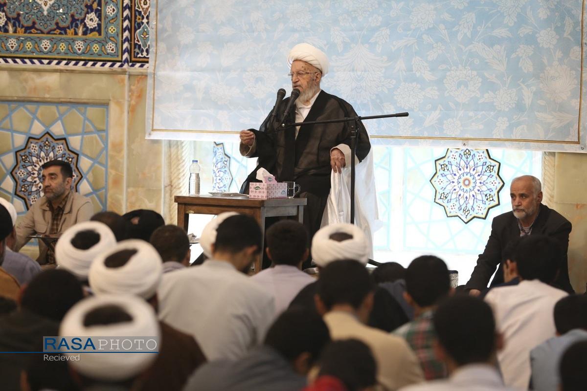 حضور حضرت آیت الله مکارم شیرازی در جمع طلاب، اساتید و مدیران مراکز تحت اشراف ایشان