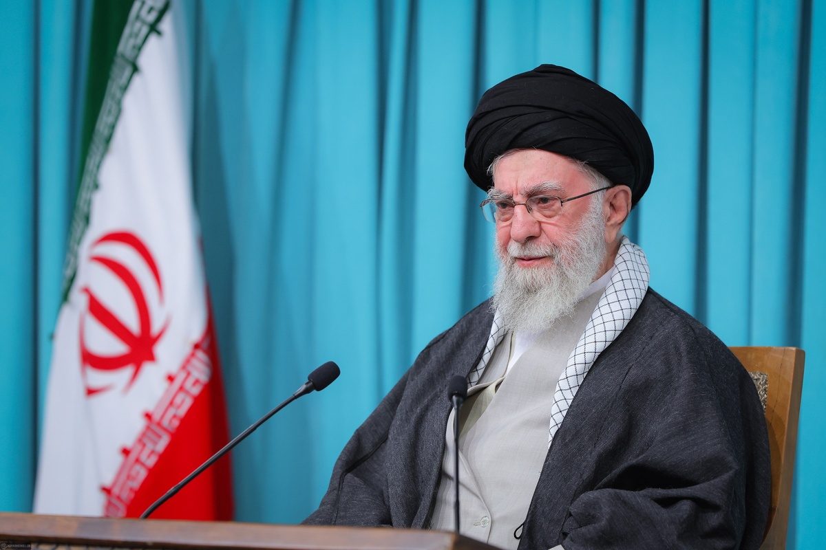 تنویر افکار عمومی به سبک رهبر انقلاب