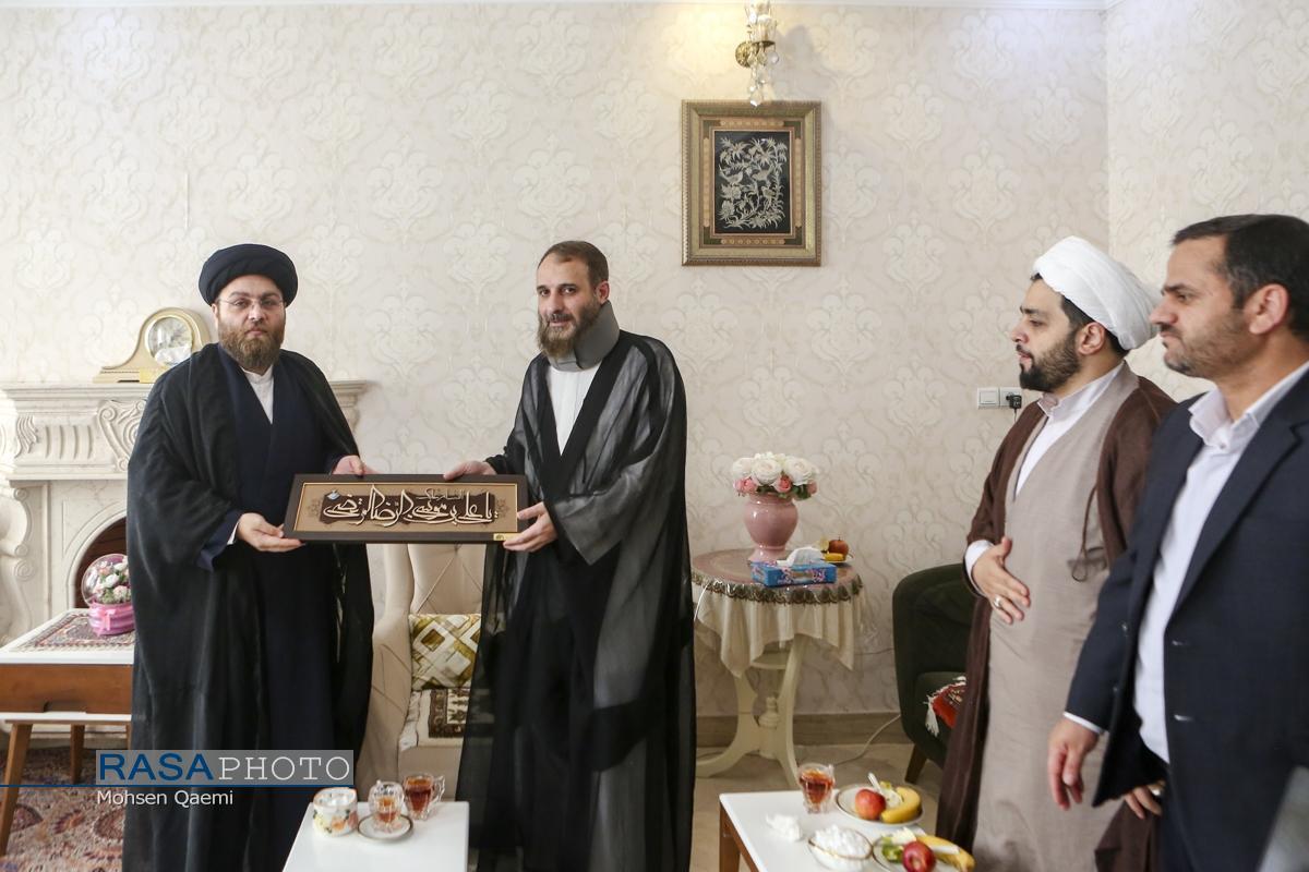 عیادت جمعی از دبیران خبرگزاری رسا از طلبه مضروب امامزاده یحیی + عکس