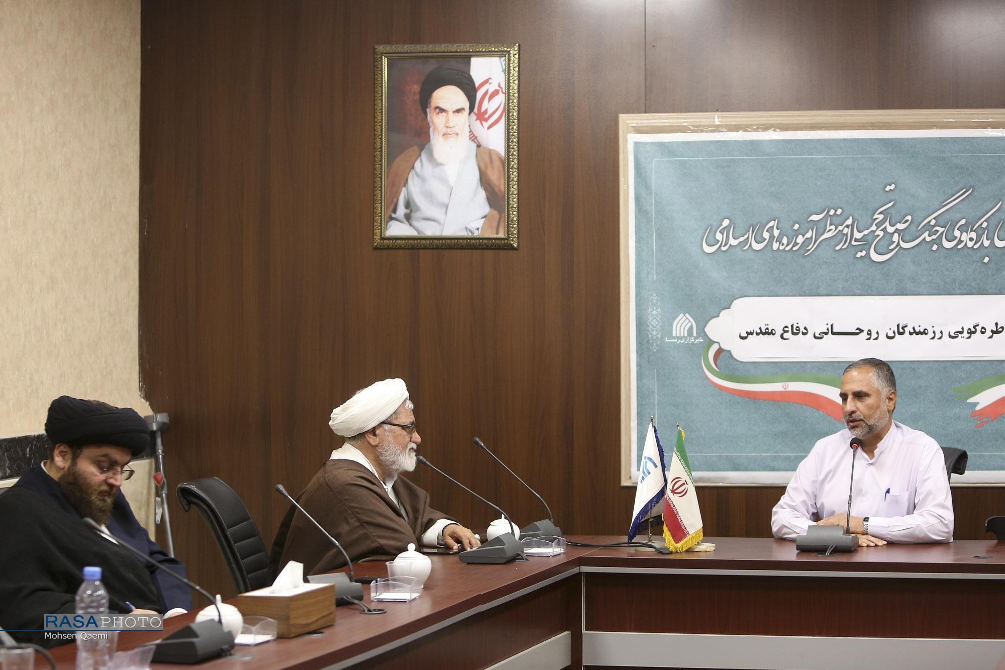 محفل خاطره‌گویی رزمندگان روحانی دفاع مقدس برگزار شد