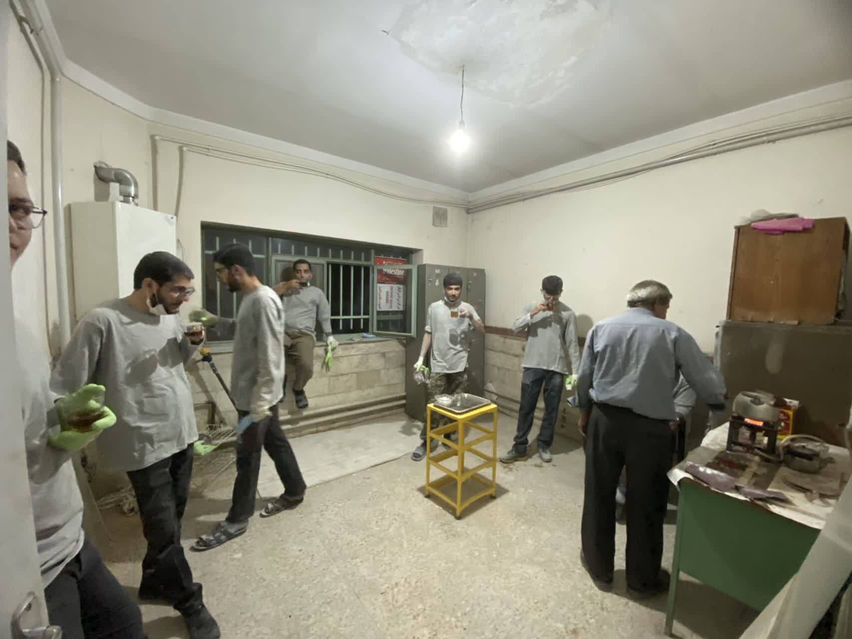 طلاب جهادی حوزه علمیه امام صادق (ع) مدرسه روستای رجعین را رنگ‌آمیزی کردند