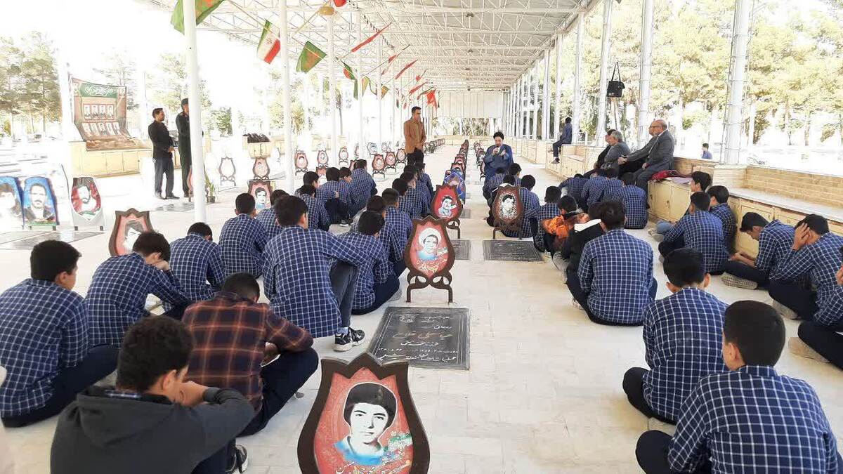 دانش آموزان مدرسه شهید متولی نوش آباد رفاقت با شهدا را کلید زدند