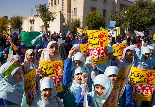 مردم شیراز با شعارهای ضد استکباری وحدت خود را به رخ دشمن کشیدند