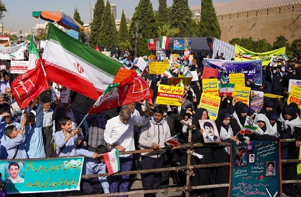 مردم شیراز با شعارهای ضد استکباری وحدت خود را به رخ دشمن کشیدند مردم شیراز با شعارهای ضد استکباری وحدت خود را به رخ دشمن کشیدند