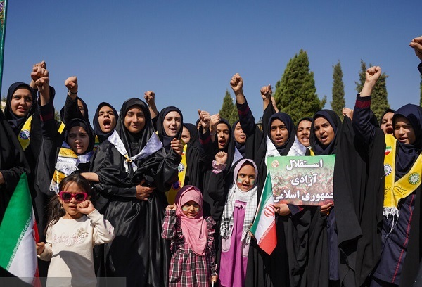 مردم شیراز با شعارهای ضد استکباری وحدت خود را به رخ دشمن کشیدند مردم شیراز با شعارهای ضد استکباری وحدت خود را به رخ دشمن کشیدند