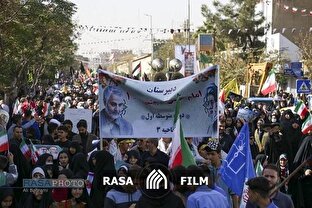 خروش دانش‌آموزان در لبیک به امام خامنه‌ای