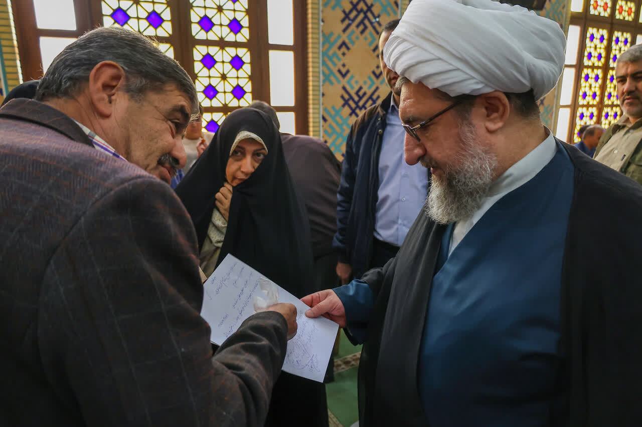 بازدید حجت الاسلام مطهری اصل از میز خدمت مصلی تبریز+ تصاویر