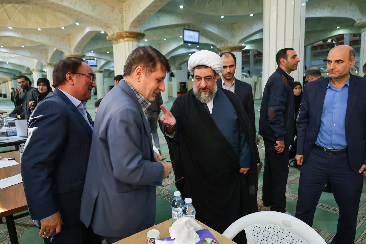 بازدید حجت الاسلام مطهری اصل از میز خدمت مصلی تبریز+ تصاویر