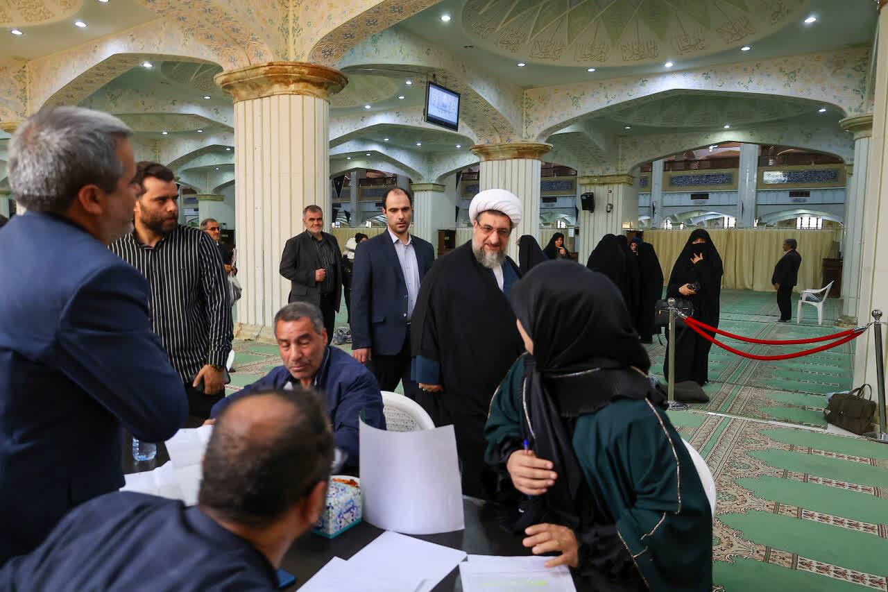 بازدید حجت الاسلام مطهری اصل از میز خدمت مصلی تبریز+ تصاویر