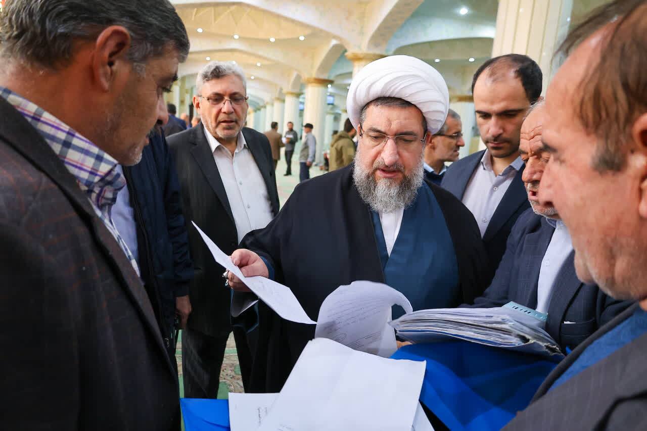 بازدید حجت الاسلام مطهری اصل از میز خدمت مصلی تبریز+ تصاویر